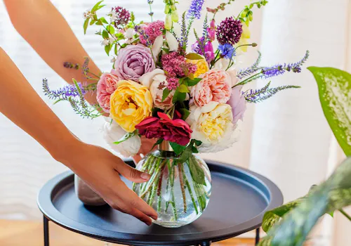 A recipe card provides steps for extending a bouquet's lifespan with flower food. Ingredients: flower food, lukewarm water, clean vase, sharp scissors. Directions include cleaning the vase, mixing flower food, trimming stems, arranging flowers, monitoring, and refreshing them.
