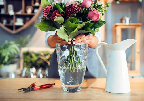 A recipe card provides steps for extending a bouquet's lifespan with flower food. Ingredients: flower food, lukewarm water, clean vase, sharp scissors. Directions include cleaning the vase, mixing flower food, trimming stems, arranging flowers, monitoring, and refreshing them.