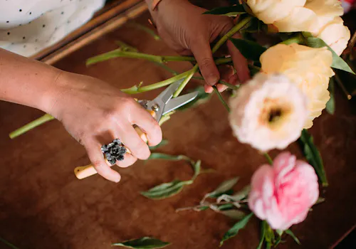 A recipe card provides steps for extending a bouquet's lifespan with flower food. Ingredients: flower food, lukewarm water, clean vase, sharp scissors. Directions include cleaning the vase, mixing flower food, trimming stems, arranging flowers, monitoring, and refreshing them.